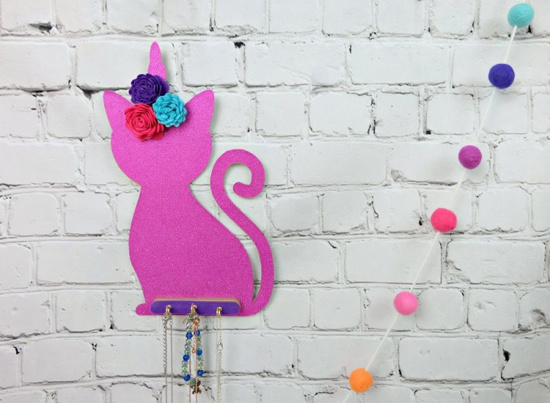 Learn how to make an adorable DIY Caticorn Necklace Holder using your Cricut Maker! This fun project makes a fun and easy handmade gift idea! Learn to cut chipboard, felt and vinyl with your Cricut Maker! #Sponsored #CricutMade #CricutCreated #HandmadeGift #CaticornCrafts