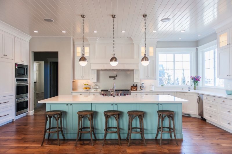 Choosing a paint color for a kitchen remodel can be hard! Hello Creative Family walks through the design process of coming up with a turquoise kitchen color palette with the help of Sherwin-Williams. #Sponsored #DIY #Kitchen #Remodel #Turquoise #Aqua #Teal