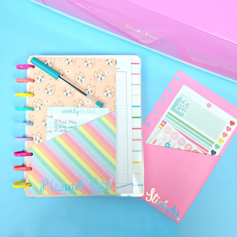 Get your 2020 planning started right with our DIY Free Pocket Planner Folder Cut file! We're sharing it along with 15 free svg cut files for your planner including planner stickers and other planner supplies! Whether you use a bullet journal, a Happy Planner or an Erin Condren Life Planner you are going to love these free cut files! Make them using your Cricut Maker, Cricut Explore or Silhouette Cameo #Cricut #SVGFiles #Planner #CutFiles #HappyPlanner #Silhouette