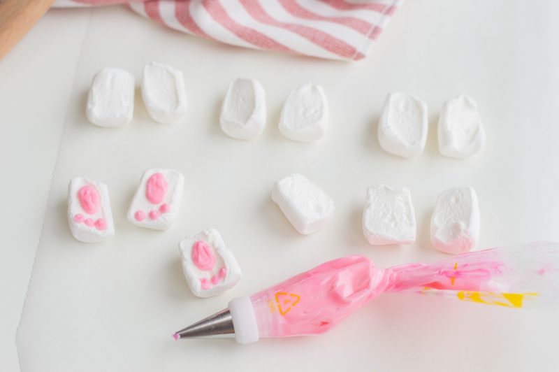 Learn how to make Easter Bunny Butt Cupcakes with this easy holiday recipe! Perfect for Easter day, classroom treats or Easter parties! The cutest Easter treat ever! Get your kids involved baking and decorating these adorable Easter cupcakes. #Cupcakes #Baking #Easter #Recipe