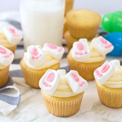 Learn how to make Easter Bunny Butt Cupcakes with this easy holiday recipe! Perfect for Easter day, classroom treats or Easter parties! The cutest Easter treat ever! Get your kids involved baking and decorating these adorable Easter cupcakes. #Cupcakes #Baking #Easter #Recipe
