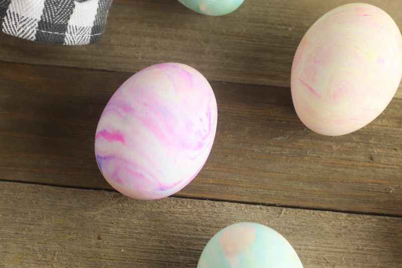 Make the prettiest marbled Easter eggs using whipped cream with this easy tutorial. This family friendly easter egg decorating idea makes beautiful eggs using materials you already have at home! #Easter #EasterEggs #EasterEggDecorating #KidsCrafts #KidsActivities #FamilyFriendlyCrafts #FamilyCrafts