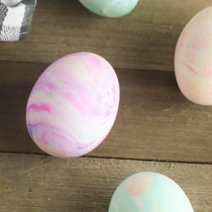 Make the prettiest marbled Easter eggs using whipped cream with this easy tutorial. This family friendly easter egg decorating idea makes beautiful eggs using materials you already have at home! #Easter #EasterEggs #EasterEggDecorating #KidsCrafts #KidsActivities #FamilyFriendlyCrafts #FamilyCrafts