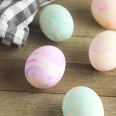 Make the prettiest marbled Easter eggs using whipped cream with this easy tutorial. This family friendly easter egg decorating idea makes beautiful eggs using materials you already have at home! #Easter #EasterEggs #EasterEggDecorating #KidsCrafts #KidsActivities #FamilyFriendlyCrafts #FamilyCrafts