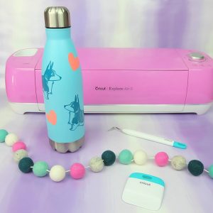 Looking for a cute, creative and easy 10 minute Cricut Project? This DIY Puppy Love Water Bottle is quick, easy and so adorable! A family friendly project you can make with your Cricut Maker, Cricut Explore Air 2 or Cricut Joy! #CricutMaker #CricutExplore #CricutJoy #CricutMade #CricutCrafts #Cricut #DIY #Craft #QuickCrafts #EasyCrafts #CricutCreated
