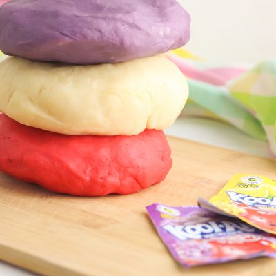 Making homemade play dough is quick and easy with this kool aid play dough recipe! The best play dough recipe you will ever find with simple ingredients! Smells good, is soft, pliable and easy to make in minutes. #Playdough #kidscrafts #Koolaid #kidsactivities #homemade