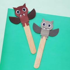 This fun and easy DIY bat puppet comes with a free printable template! Perfect for an enrichment project for grade 1 and 2 science on bats! Great for homeschool curriculum or Halloween fun! #Bats #Printable #kidscrafts #handmade #crafts #Papercrafts #homeschool #science #grade1 #grade2