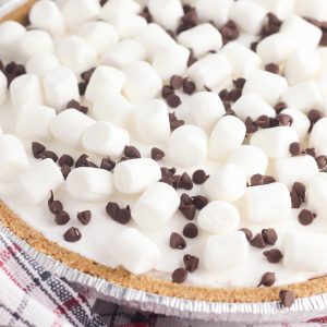 Create a delicious, easy dessert in just 10 minutes with this No Bake Smores Pie Recipe! The ultimate comfort food dessert, that gives you a slice of summer all year long! Kid friendly and perfect for entertaining and potlucks! #Dessert #Smores #Recipe #ComfortFood #nobake #camping #summer #chocolate #marshmallow