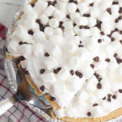 Create a delicious, easy dessert in just 10 minutes with this No Bake Smores Pie Recipe! The ultimate comfort food dessert, that gives you a slice of summer all year long! Kid friendly and perfect for entertaining and potlucks! #Dessert #Smores #Recipe #ComfortFood #nobake #camping #summer