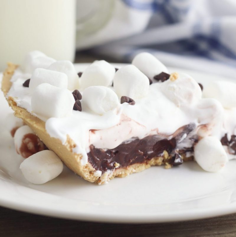 Create a delicious, easy dessert in just 10 minutes with this No Bake Smores Pie Recipe! The ultimate comfort food dessert, that gives you a slice of summer all year long! Kid friendly and perfect for entertaining and potlucks! #Dessert #Smores #Recipe #ComfortFood #nobake #camping #summer #chocolate #marshmallow