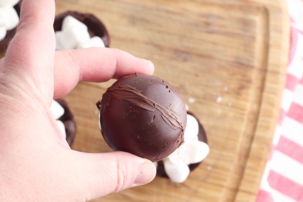 Instructions to make the best peppermint hot cocoa bomb recipe!