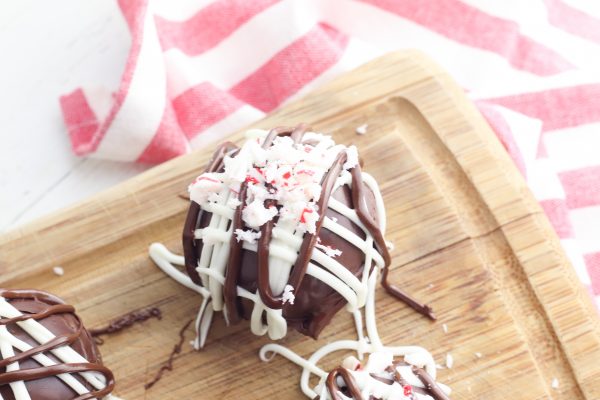 Instructions to make the best peppermint hot cocoa bomb recipe!