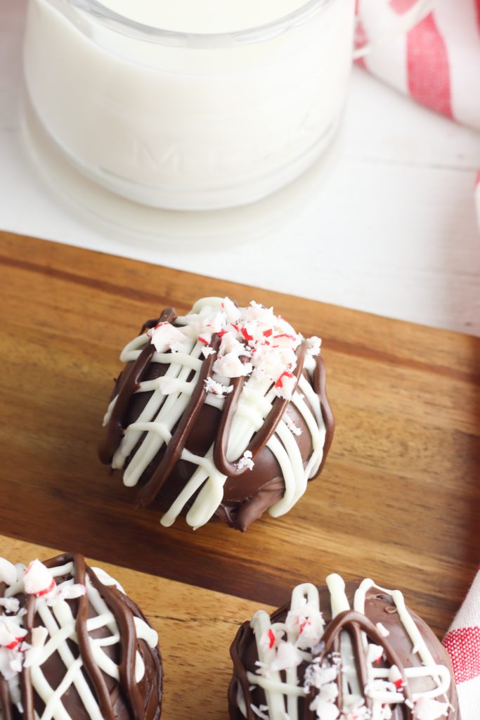 Learn how to make the best DIY Peppermint Hot Chocolate Bombs with this easy tutorial! This recipe is easy to make, fun to drink and makes a great handmade stocking stuffer or Christmas gift that everyone will love! Stuffed full of marshmallows, peppermint candy and hot chocolate goodness! #Peppermint #HotChocolate #Recipe #ChristmasRecipe #FoodGift #Handmade #handmadegiftidea 