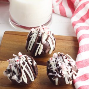 Learn how to make the best DIY Peppermint Hot Chocolate Bombs with this easy tutorial! This recipe is easy to make, fun to drink and makes a great handmade stocking stuffer or Christmas gift that everyone will love! #Peppermint #HotChocolate #Recipe #ChristmasRecipe #FoodGift #Handmade #handmadegiftidea