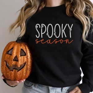 Get ready for spooky season with this minimalist free Halloween SVG file! Make tons of Halloween projects including minimalist sweatshirts with your Cricut or Silhouette machine!&nbsp;Use this&nbsp;cute cut file with spooky skulls for t-shirts, wood signs, paper crafting, planner stickers, Halloween decorations, and so much more!&nbsp;
