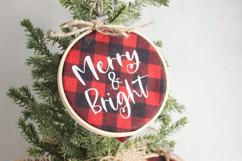 Create a loop with the twine around the top of the embroidery hoop. Secure the twine with a bow. Use this as the hanger to hang your ornament with. 