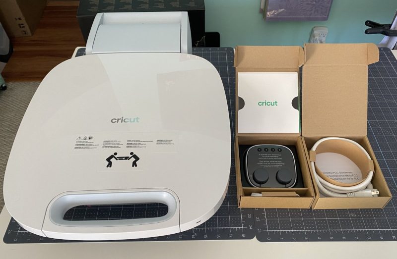 Cricut Autopress and the items that come in the box