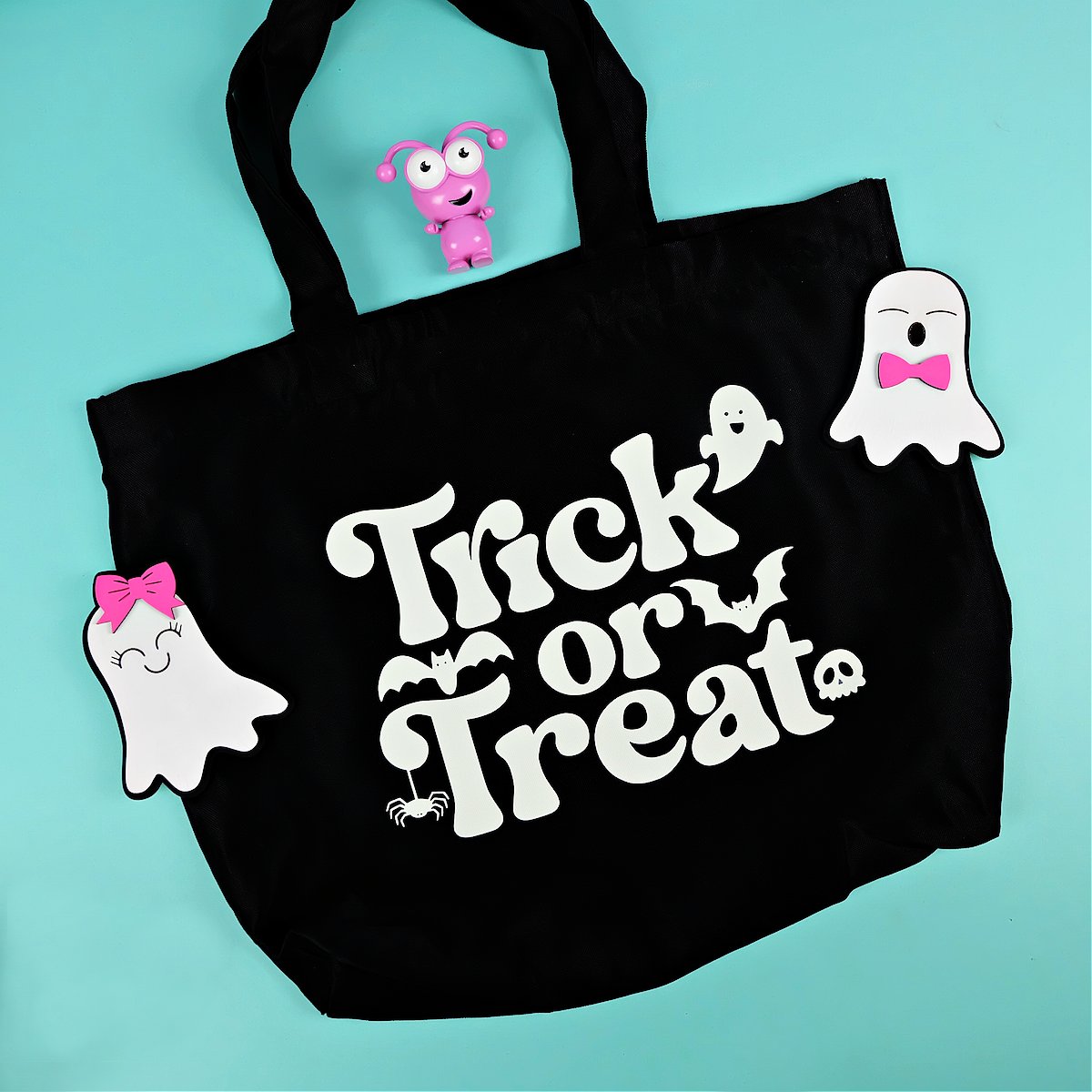Create fun Halloween craft projects using Cricut Glow In The Dark Vinyl and Iron-On! We'll be using the Glow In The Dark Vinyl to make an adorable bat sign for the front door. Then I'll show you how to make a glow in the dark trick or treat bag using Cricut Glow In The Dark HTV. Includes Cricut Cut Files for these projects.