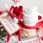Help your elf bring a special gift straight from the North Pole with this Elf On The Shelf Hot Chocolate Gift Idea! Comes with a free gift tag printable that is easy to use and as cute as can be! Cut the tags with scissors or with your Cricut cutting machine!