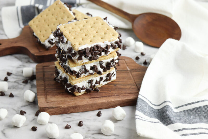  Frozen S&rsquo;mores are a dreamy, no-bake dessert that sandwich fluffy whipped topping and mini marshmallows between crispy graham crackers, then roll the edges in rich mini chocolate chips for the ultimate treat. 