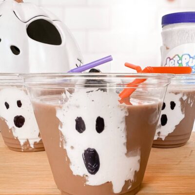 A little marshmallow creme and a marker help take ordinary drinks to an all-new spooky level. Make little ghosts on the inside of kids’ beverage cups for the perfect Halloween flair.